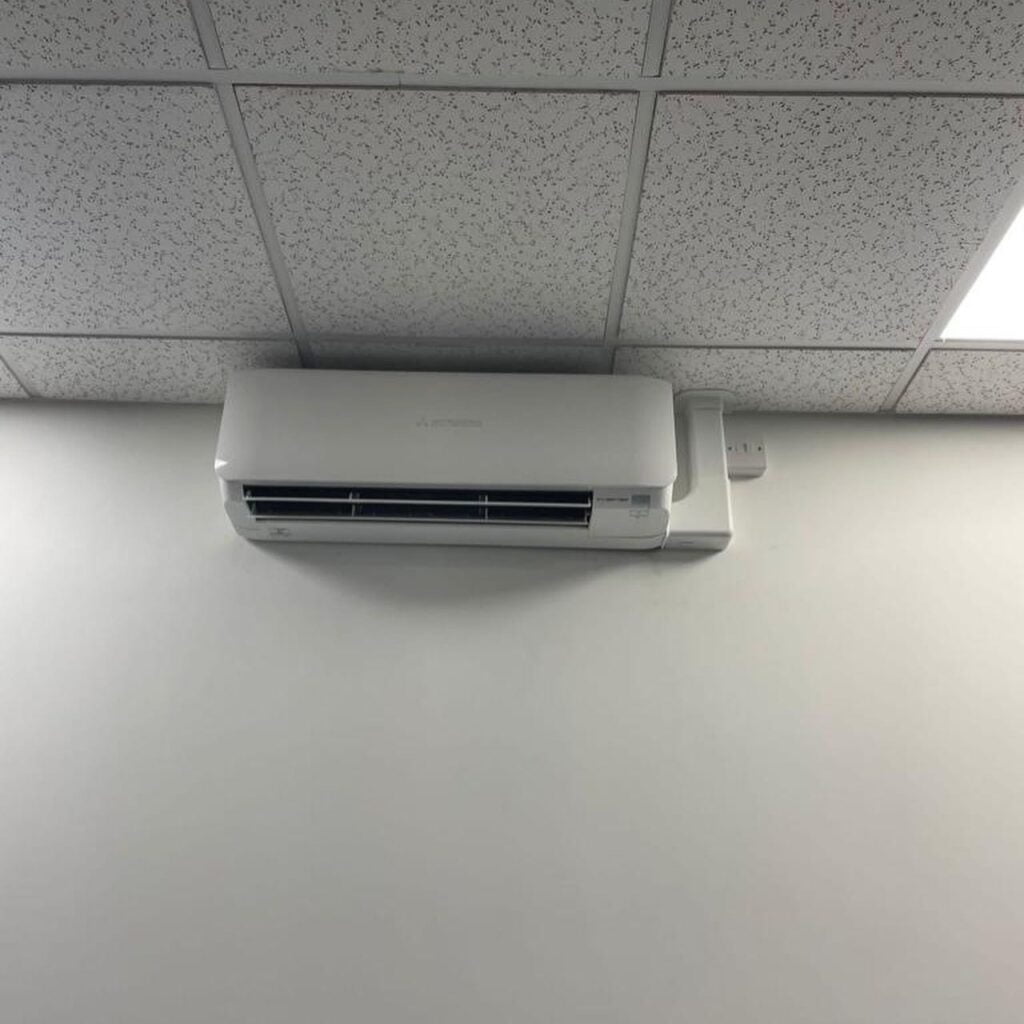 Air conditioning unit in an office